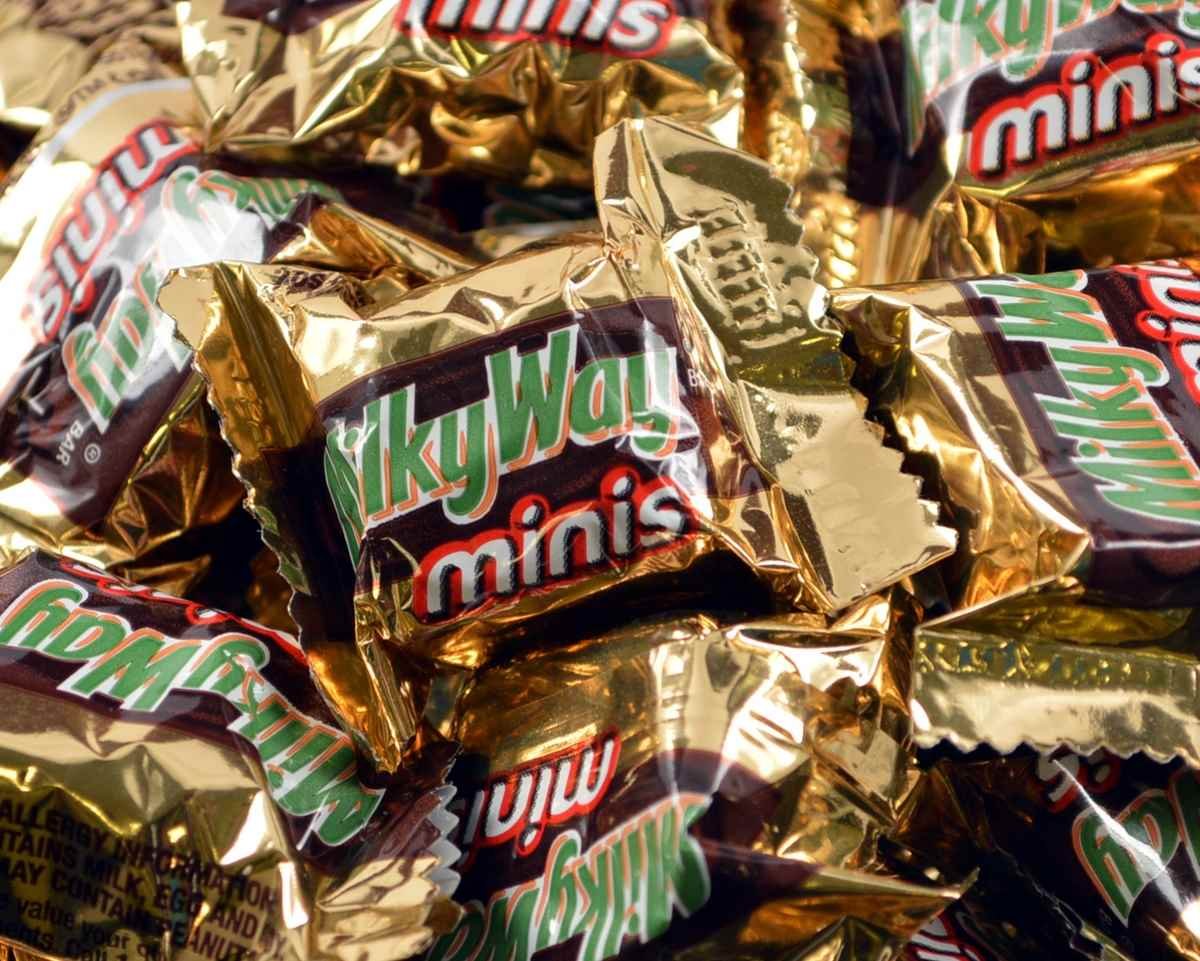 Milky Way, barra de caramelo en tamaño individual, ideal para snack rápido.