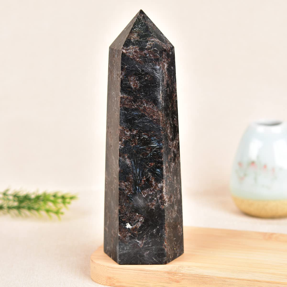 Altar Mogemt con cristal astrophyllite para rituales