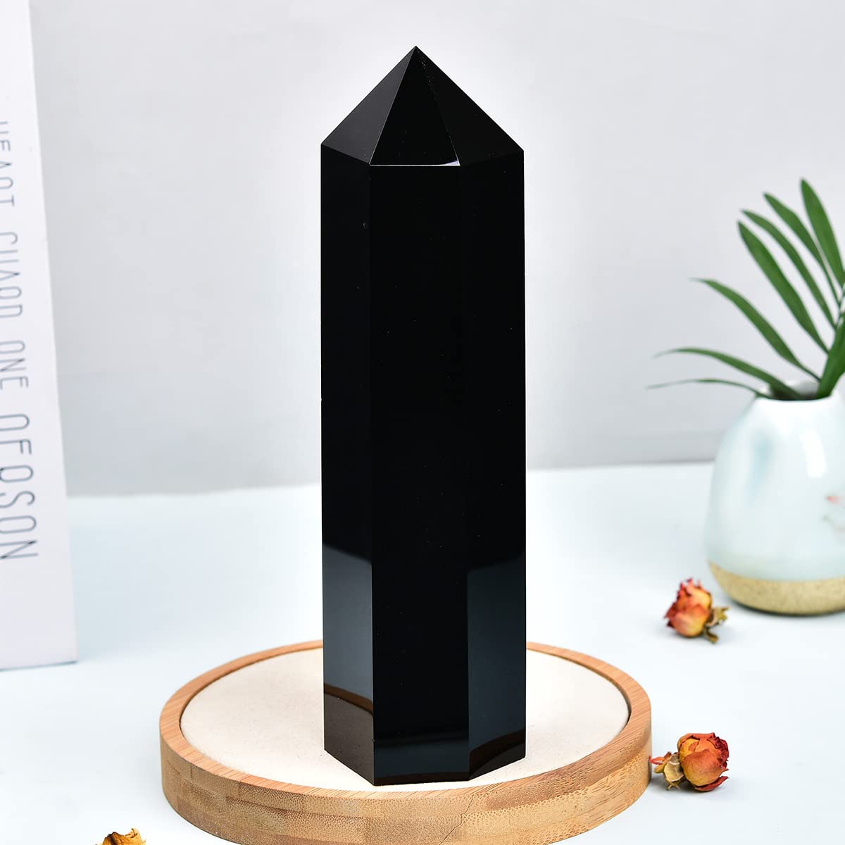 Torre de obsidiana negra MOGEMT en ambiente sereno para protección y claridad.