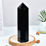 Torre de obsidiana negra MOGEMT en ambiente sereno para protección y claridad.