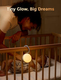Momcozy luz ambar suave iluminando la habitación sin sobresaltar.