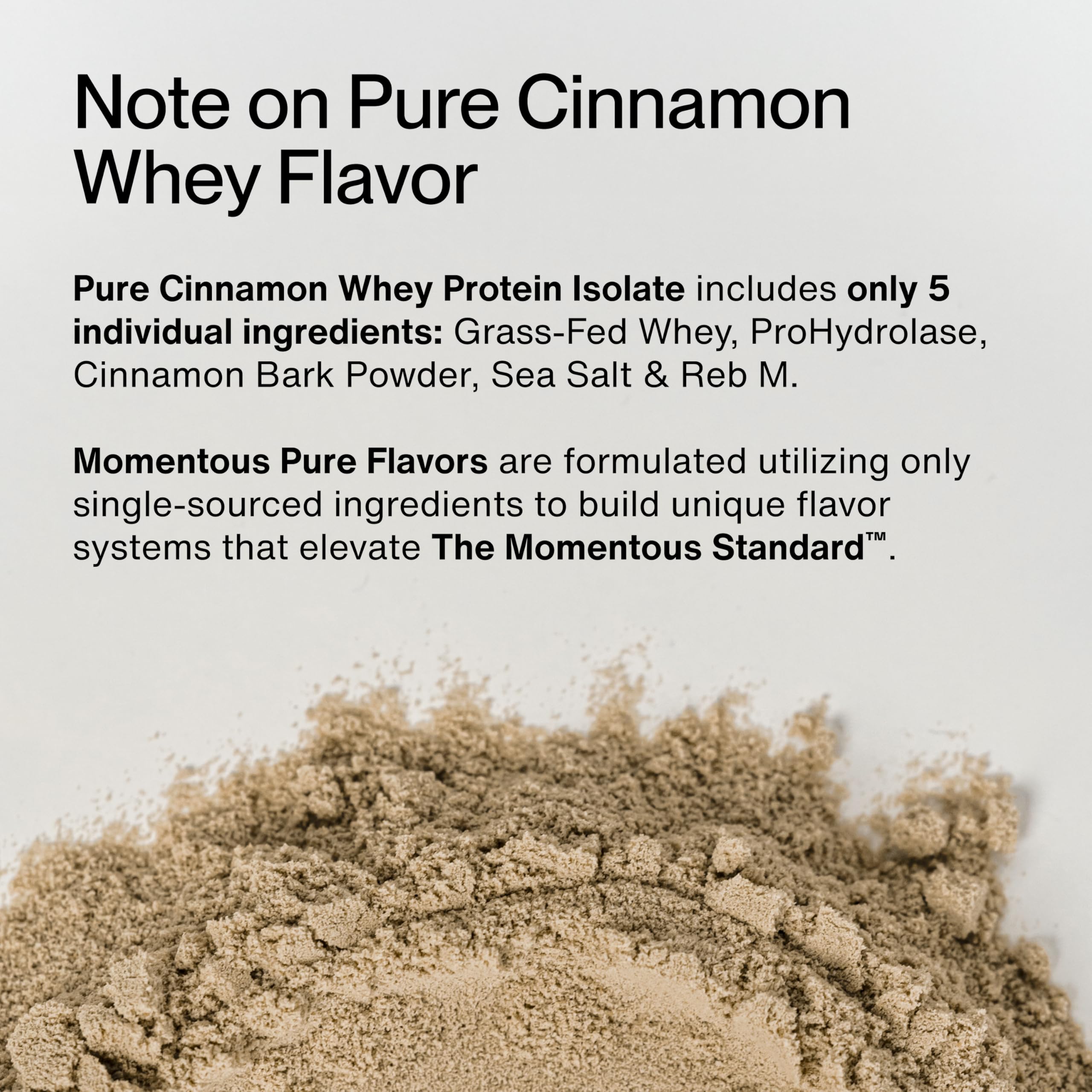 Momentous whey pasto vertido en vaso, batido cremoso listo para consumir.