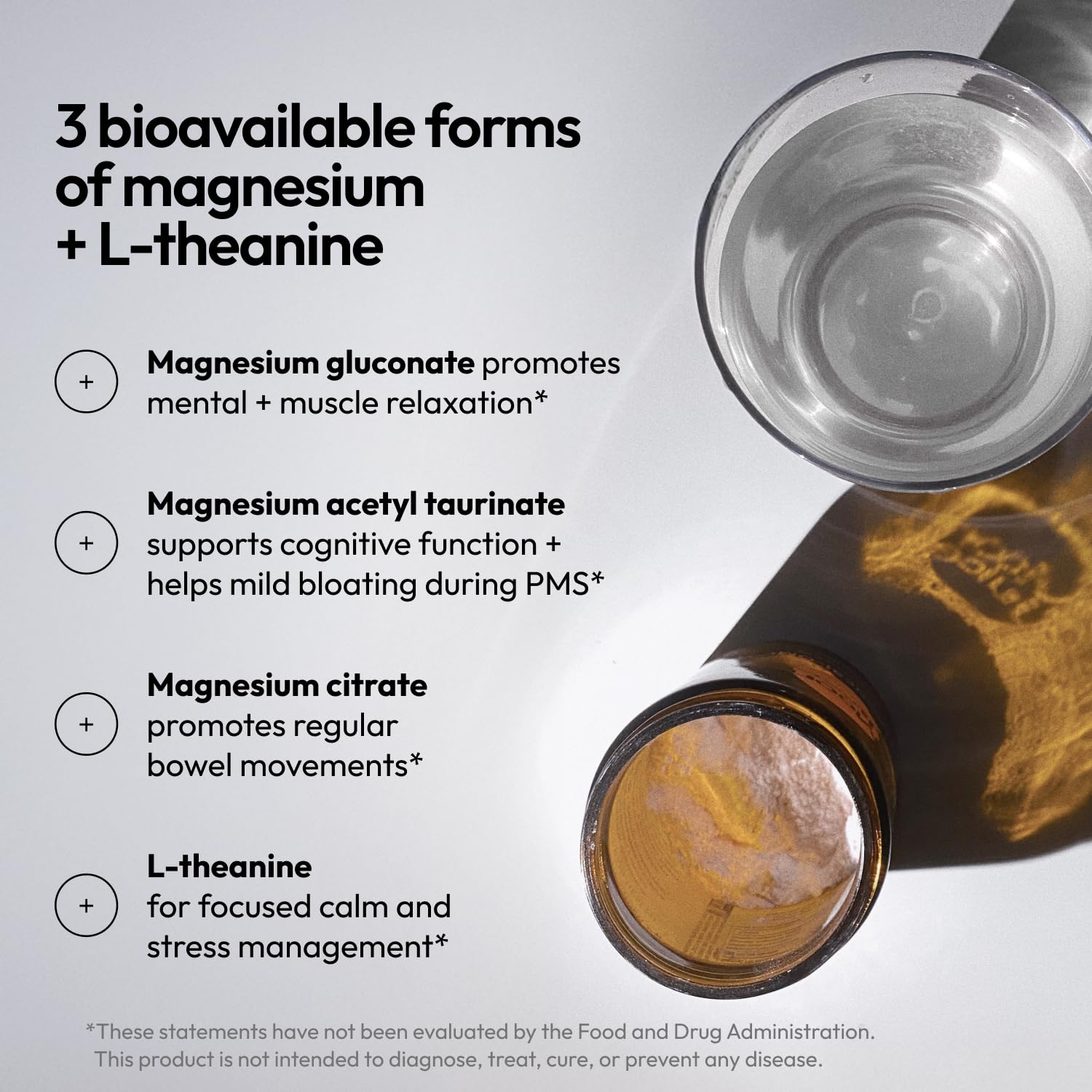 Moon Juice Magnesi-Om: polvo neutro disolviéndose en agua.