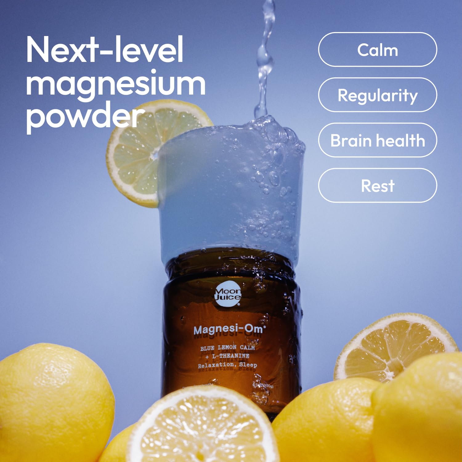 Moon Juice Magnesi-Om polvo, listo para mezclar en agua y relajar.