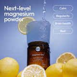 Moon Juice Magnesi-Om polvo, listo para mezclar en agua y relajar.
