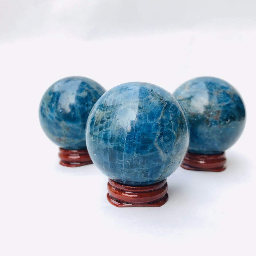 Moonlightcrystal apatita azul, esfera pulida para mesa y estantería.