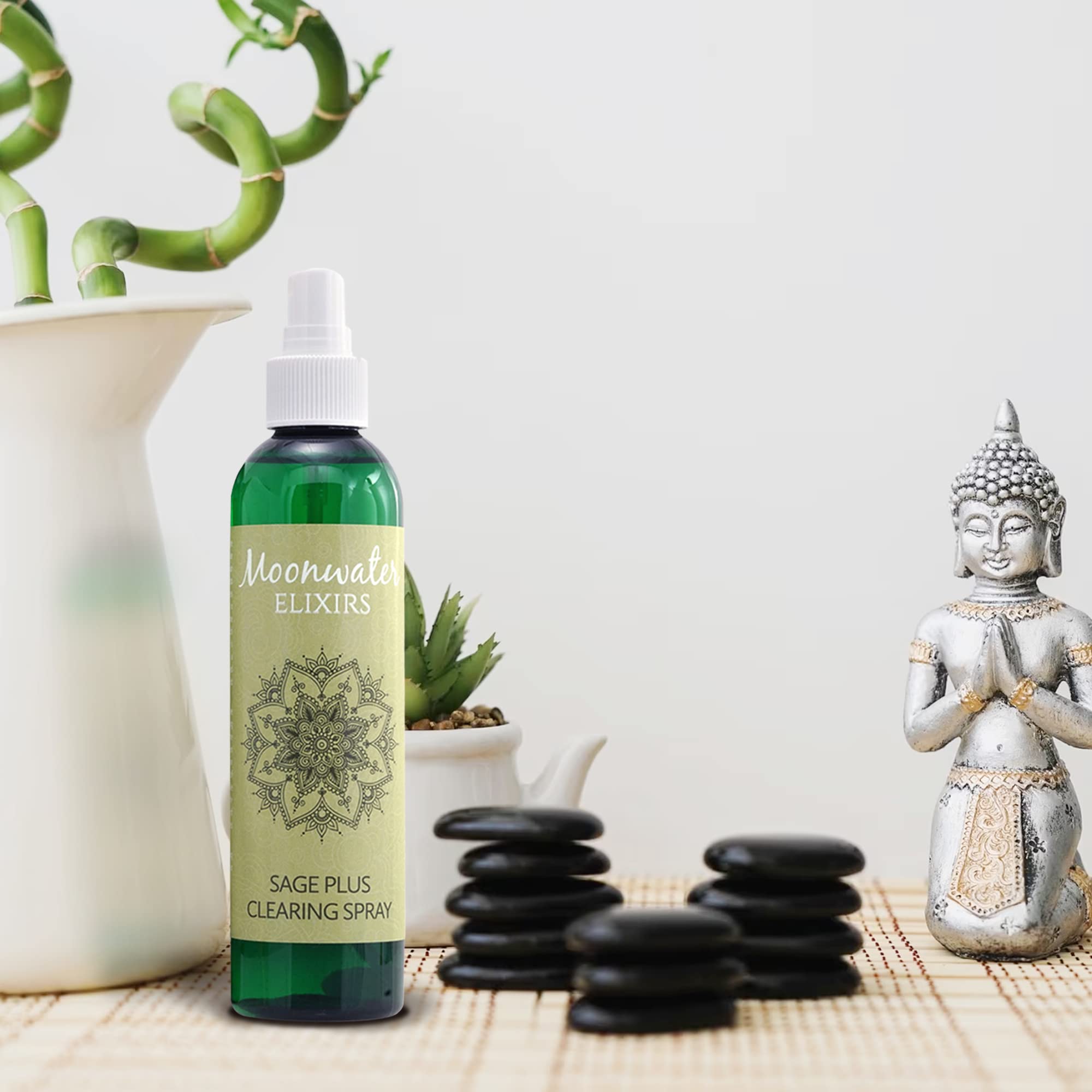 Moonwater Elixirs spray de purificación para auras durante prácticas espirituales.