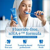 Cepillado con Mouthology, experiencia fresca y suave para la rutina diaria.