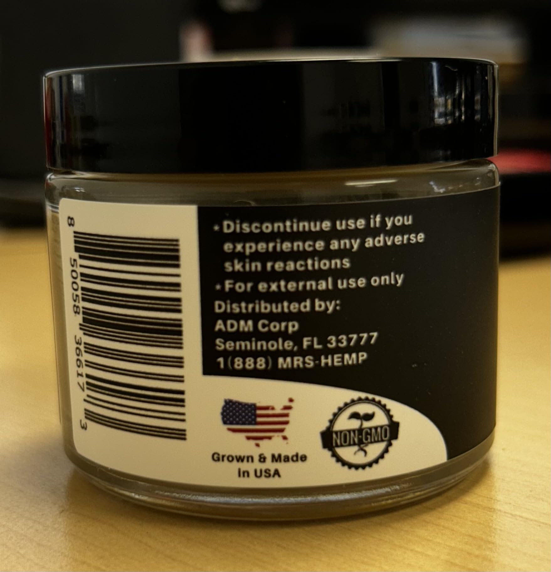 Presentación de MRS. Hemp Salve en caja elegante.