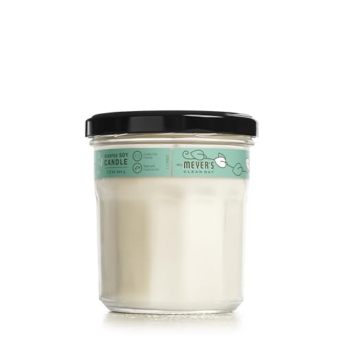 Primer plano de vela albahaca de Mrs Meyer's para disfrutar de un aroma fresco.