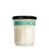 Primer plano de vela albahaca de Mrs Meyer's para disfrutar de un aroma fresco.