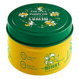 Primer plano de la etiqueta de la vela en lata de Mrs. Meyer's, diseño floral decorativo.