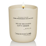 Vela msense City Oasis en vaso de vidrio minimalista iluminando el salón