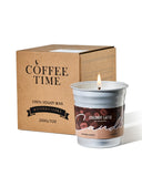 Vela M&SENSE Coco Latte con taza de cafe, aroma cálido para espacios pequeños.