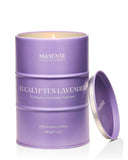 Velas M&SENSE eucalipto-lavanda; foco: llama grande que perfuma el salón.