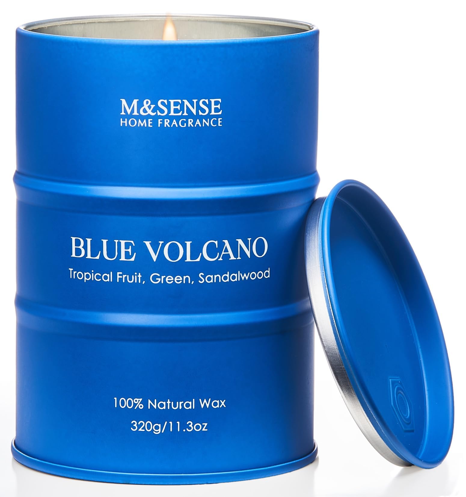 Vela M&SENSE con aroma frutal tropical encendida para crear un ambiente fresco y cálido.