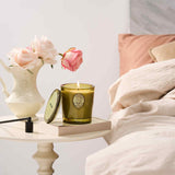 Dormitorio acogedor con vela M SENSE encendida