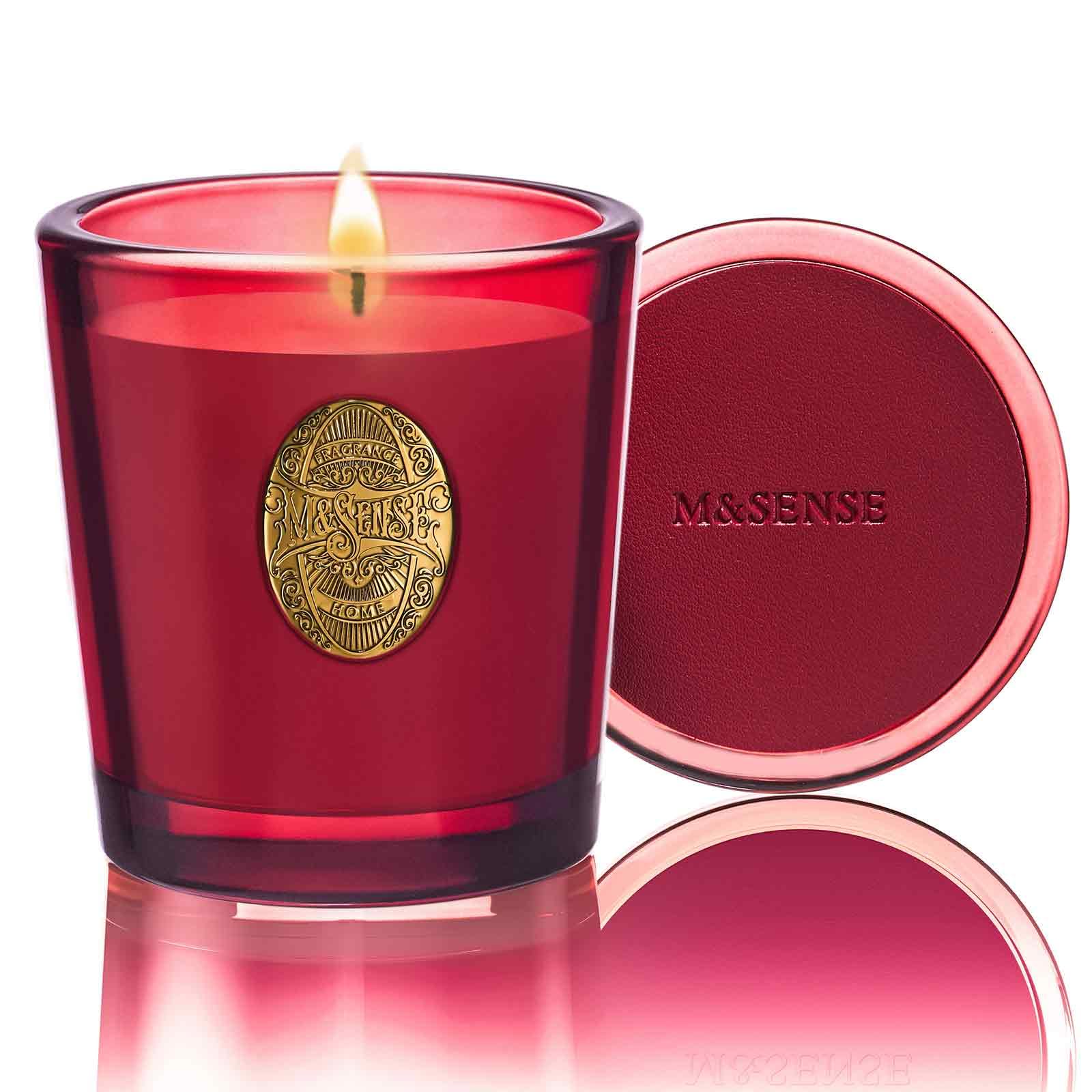Vela M&SENSE de soja natural con rosa salvaje y rojo iluminando un ambiente cálido