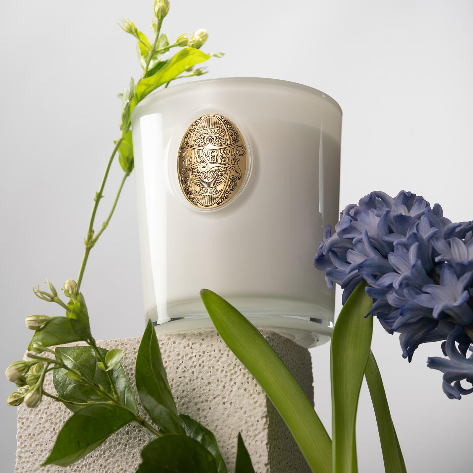 Diseño elegante de vela M&SENSE emana brillo suave