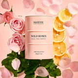 La vela M&SENSE Wild Rose llena la habitación con un aroma suave de rosas.