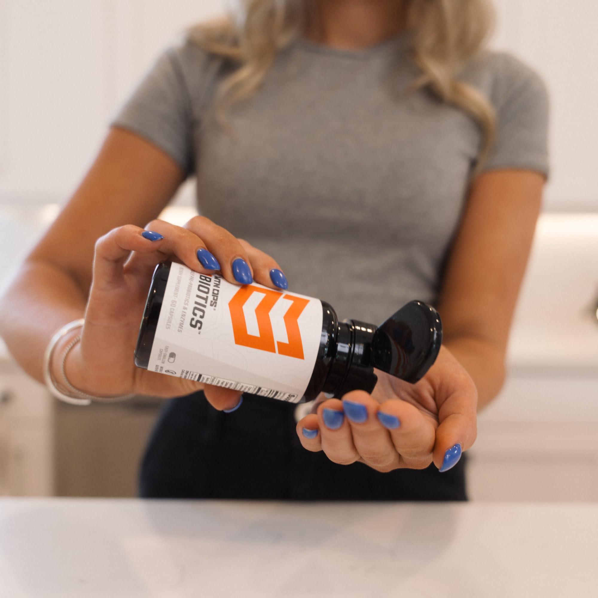 MTN OPS Biotics, ingredientes clave, prebiótico y probiótico para bienestar general.