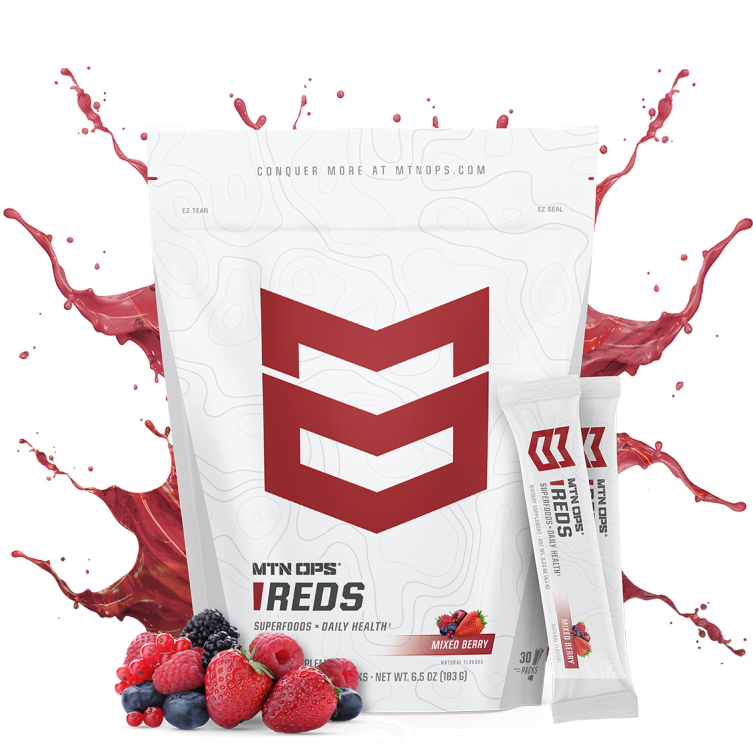 MTN OPS Reds, vaso con bebida roja, sabor natural y agradable.