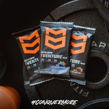 barra MTN OPS Venture en escena al aire libre, snack para aventuras.