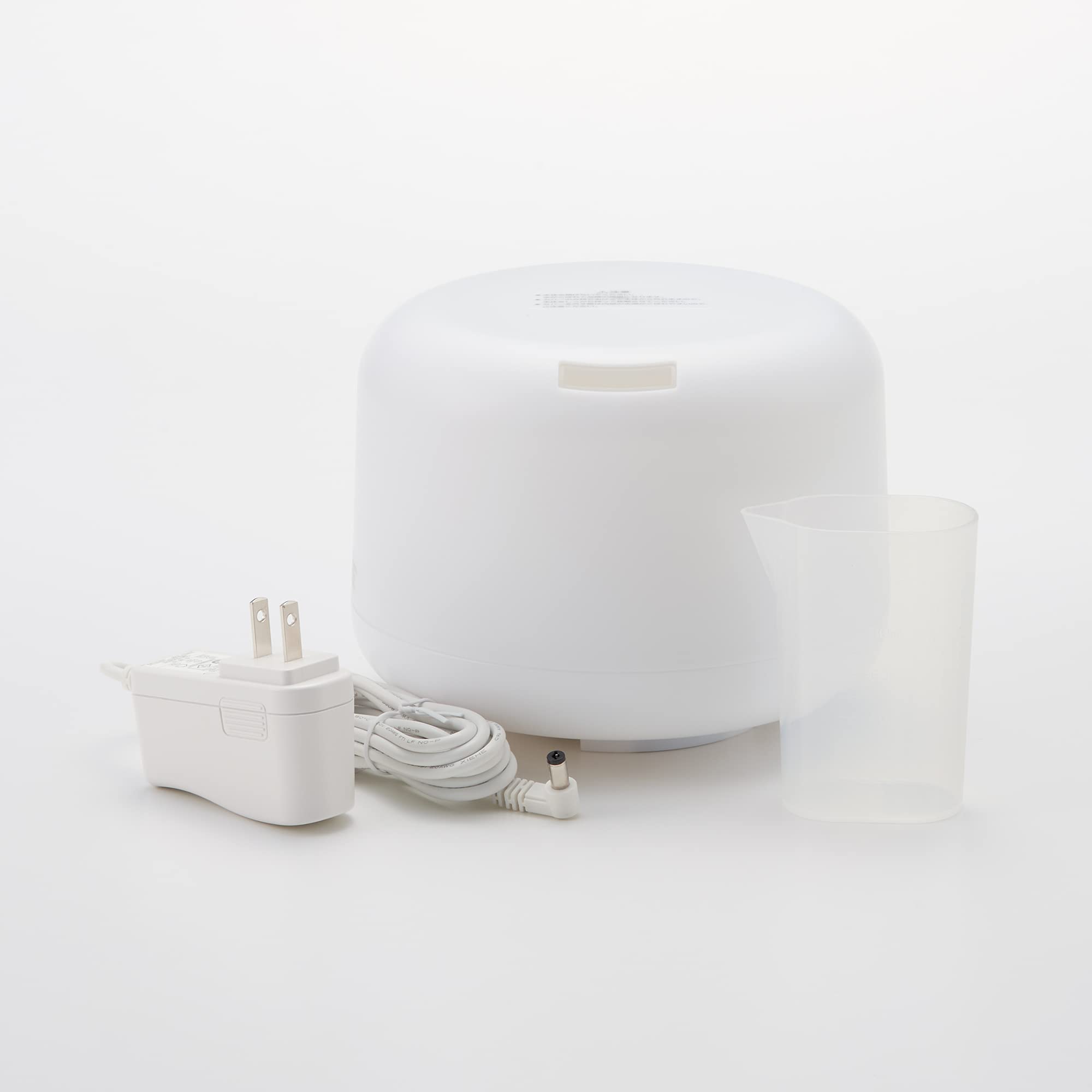 MUJI difusor ultrasonico blanco detalle tapa facilita limpieza y mantiene diseño minimalista.