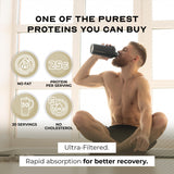 Vaso con batido cremoso Muscle Feast Whey Isolate para recuperación