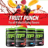 MusclePharm Assault, taza con agua mostrando sabor Fruta Punch