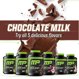 Vaso con batido MusclePharm Combat 100% Whey preparado para sesión de entrenamiento