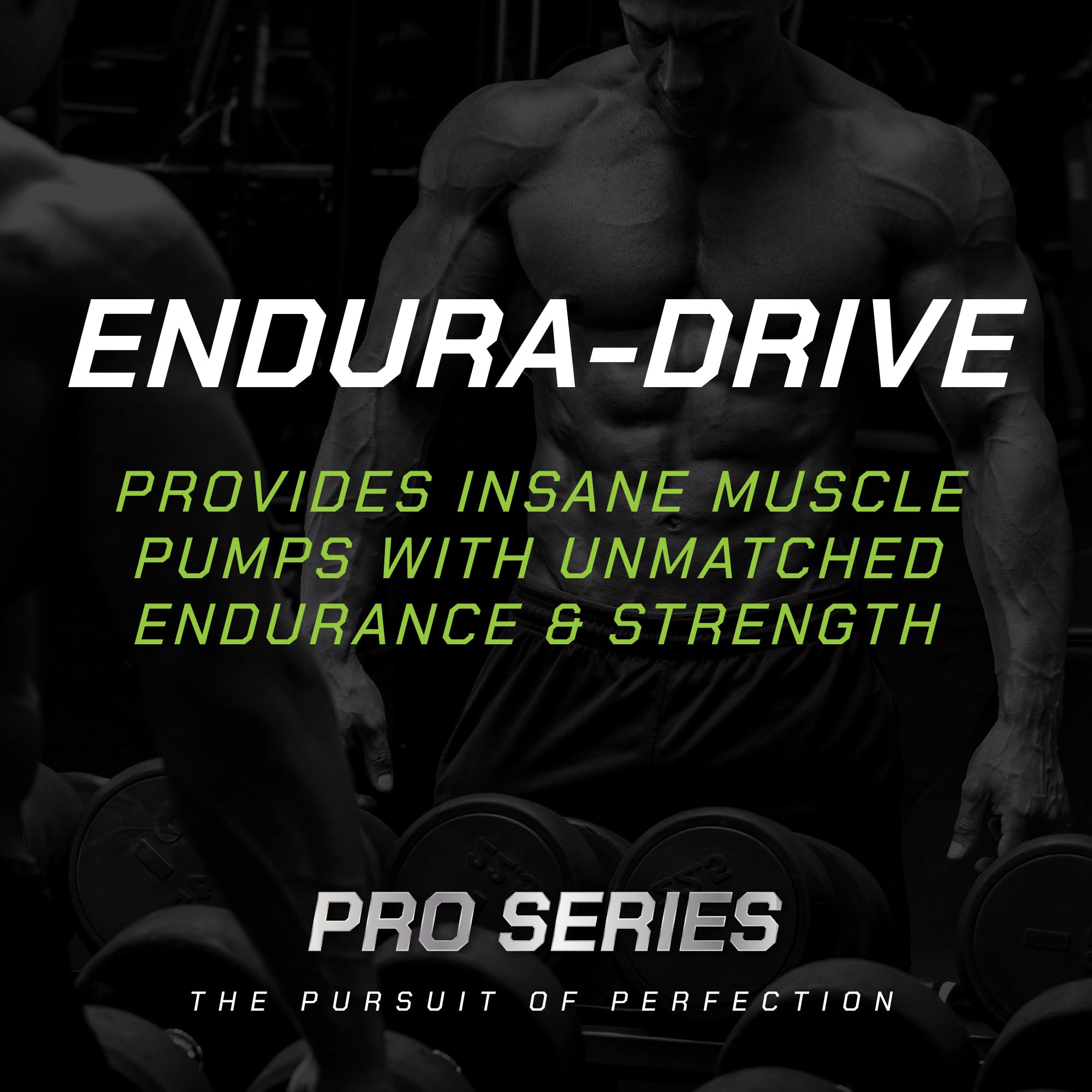 Vaso de agua con ENDURA-DRIVE listo para una bebida refrescante durante el entrenamiento.