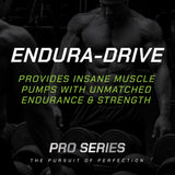 Vaso de agua con ENDURA-DRIVE listo para una bebida refrescante durante el entrenamiento.