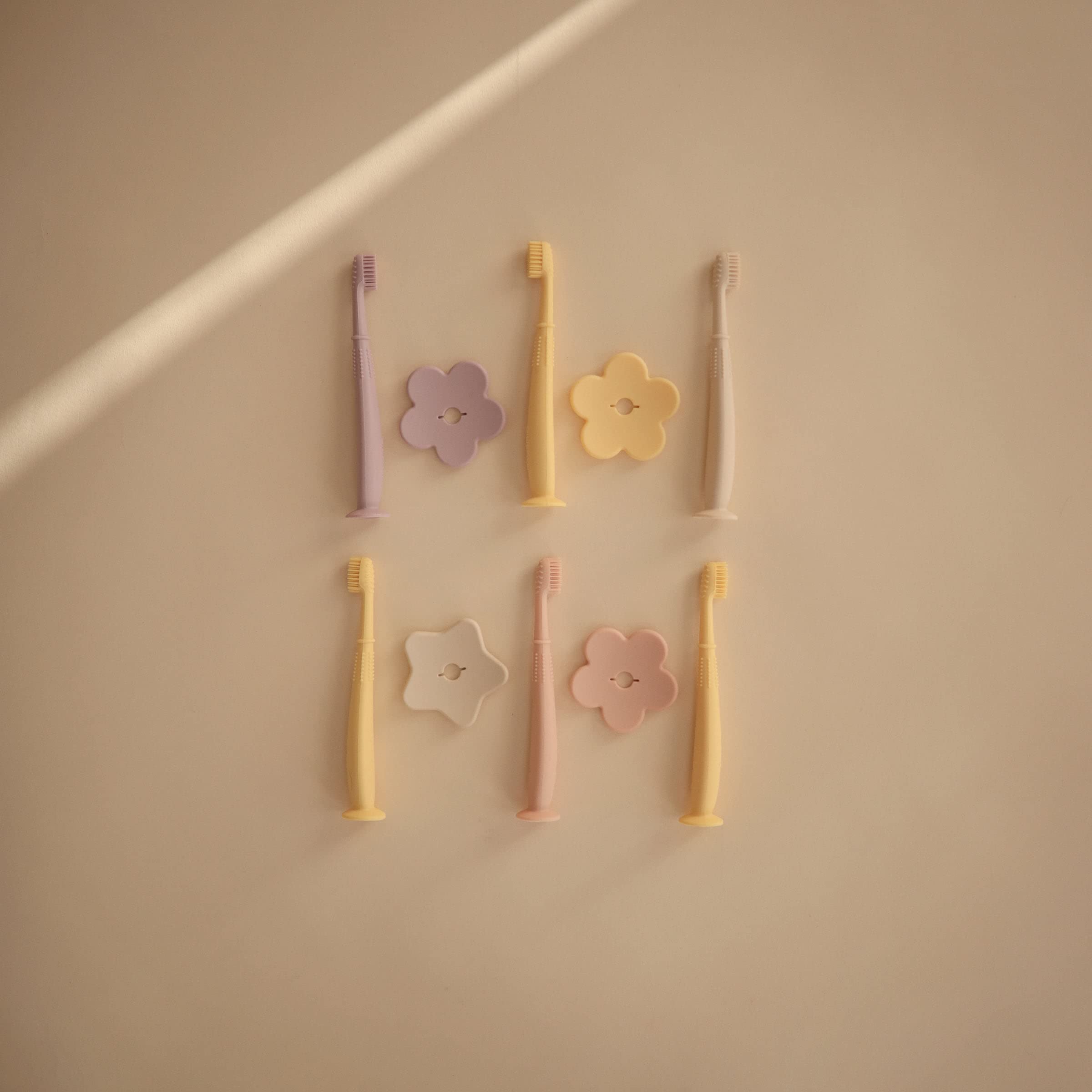 Mushie Flor cepillo con cerdas suaves para encías sensibles del niño.
