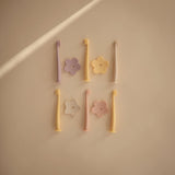 Mushie Flor cepillo con cerdas suaves para encías sensibles del niño.