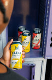 Lata de Clear Whey Isolate vertiendo, suministro rápido de proteína.