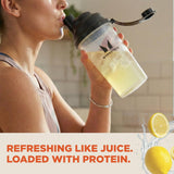 Mezcla con agua fría de Myprotein Clear Whey Isolate, bebida clara.