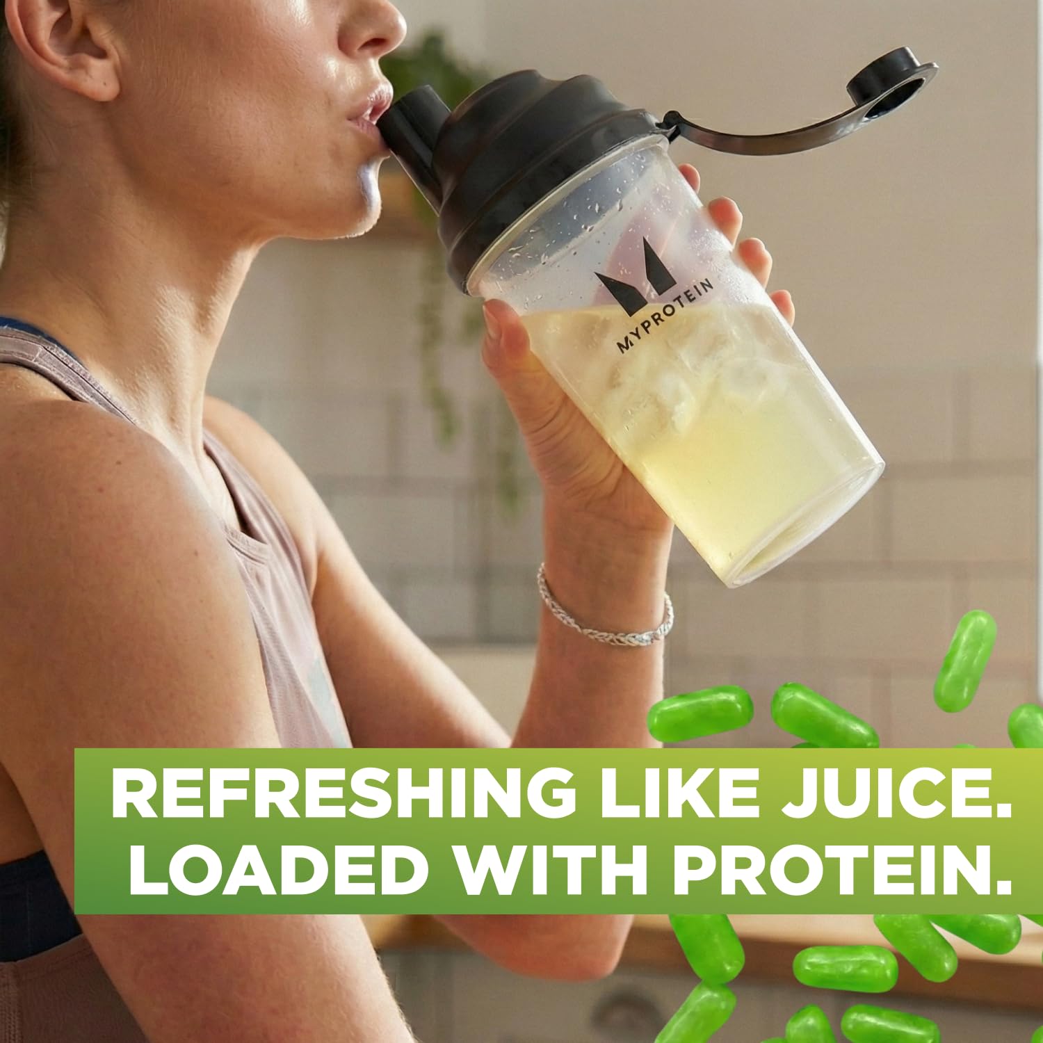Vaso con Myprotein Clear Whey Isolate, tono claro y sabor frutal.