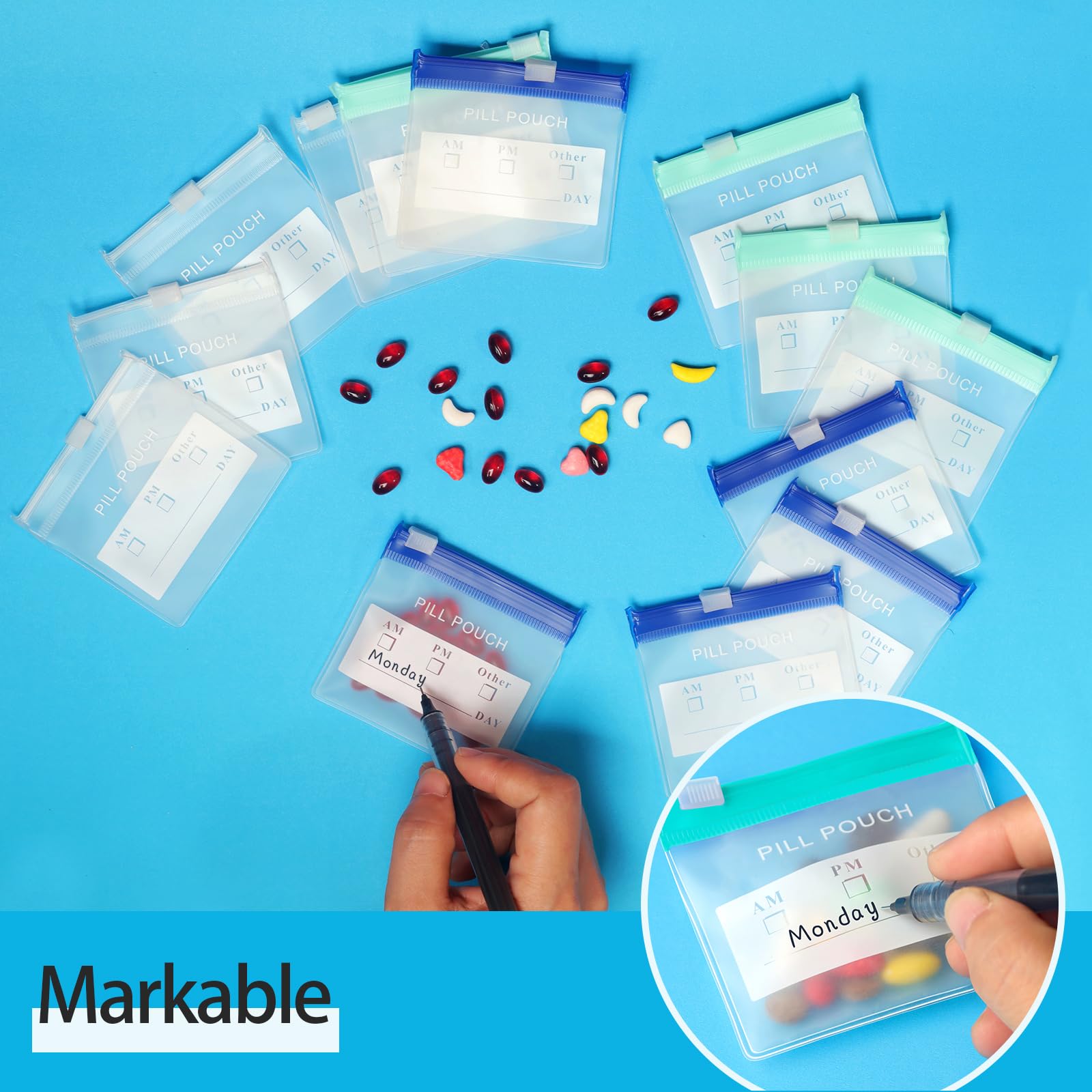 Organizador azul para joyas y objetos pequeños de MZRoyal en viaje.