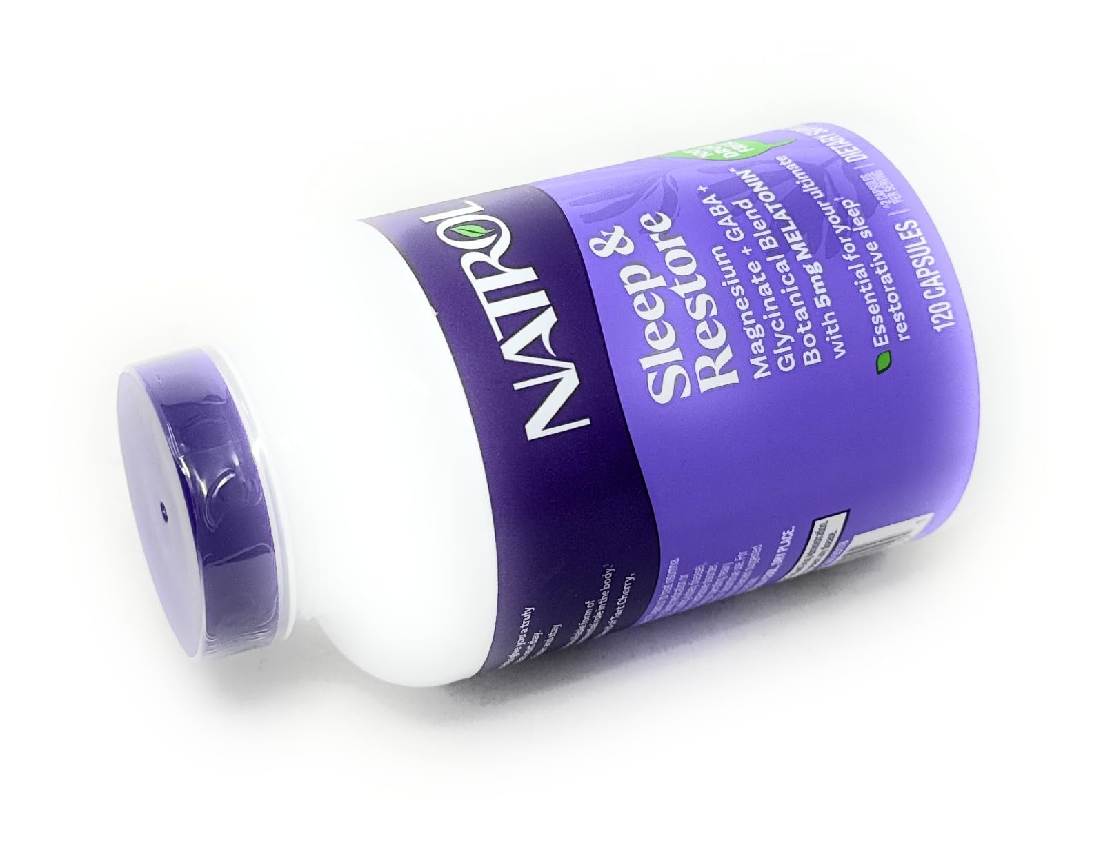 Natrol Descanso y Restauración, persona sostiene cápsulas para la rutina nocturna.
