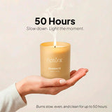 Natur IX Embrace Terciopelo Vainilla fragancia de vela que crea un ambiente acogedor.