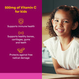 Natural Factors, niño masticando wafers de vitamina C, sabor frutal