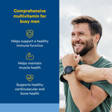 Natural Factors multivitamínico para hombres, cápsulas en mano, fácil dosis diaria.