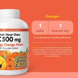 Niño tomando una tableta Natural Factors Vitamina C 500 mg sabor naranja