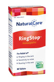 NaturalCare RingStop tabletas en mano, porciones listas para uso regular.