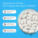 NaturaLife Labs Magnesio Citrato tabletas en mano para dosis diaria