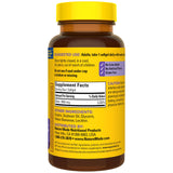 Mano sosteniendo una cápsula de Biotina Nature Made 1000 mcg.