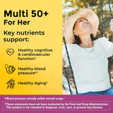 Nature Made Multi para Mujer 50+ en una mano, práctico tamaño.
