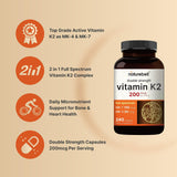 NatureBell Vitamin K2-240 cápsulas en mano, ideal para rutina de suplementación