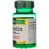 Detalle del empaque Nature's Bounty Biotina, diseño práctico de uso diario.